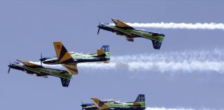 Esquadrilha da Fumaça no aniversário de Botucatu Esquadrilha da fumaça em Botucatu