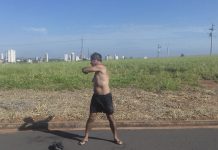 População transforma loteamento com obras paradas em área de treino Policastro no locateamento