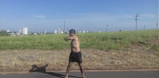 População transforma loteamento com obras paradas em área de treino Policastro no locateamento
