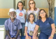 Menina de 9 anos ensina vendedor de picolé a ler e escrever