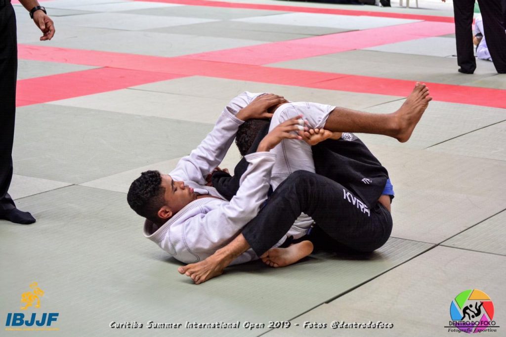 Campeonato de jiu-jitsu, aplicando um triângulo