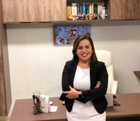 Advogada bauruense imprime currículos para pessoas desempregadas Advogada Adriana Cardozo ajuda pessoas desempregadas imprimindo currículos gratuitamente. (Foto: Acervo pessoal).