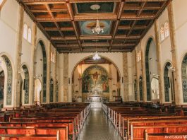 Desenho no ladrilho da Paróquia Santíssima Trindade (Igreja Matriz) representa a Trindade: Pai, Filho e Espírito Santo.