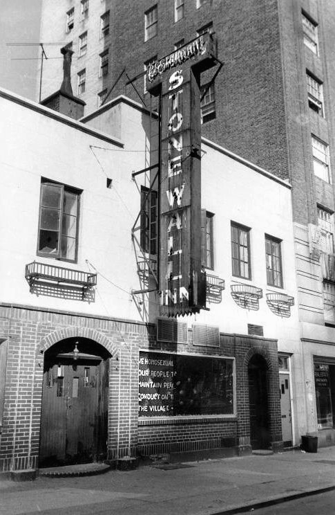 Fachada do Stonewall Inn durante os anos 1960. (Foto:Wikimedia Commons)