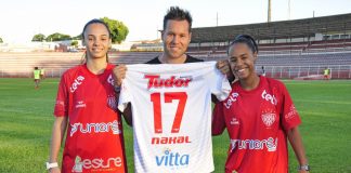 Zagueira Stela Oliveira, o técnico Élton Carvalho e a atacante Paola Pereira no Alfredo de Castilho (Foto: Bruno Freitas/Noroeste)