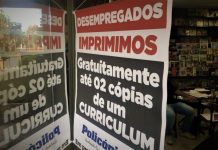 Empresas imprimem currículos de graça para desempregados