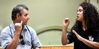Associação de Marília oferece serviço de intérprete gratuito para deficientes auditivos