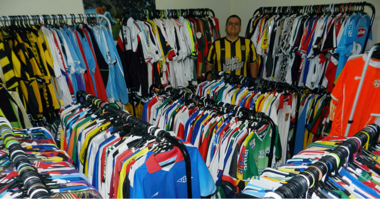 Com mais de 2.000 itens, morador de Atibaia coleciona camisas de futebol