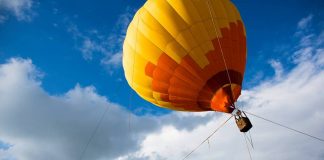 Companhia realiza espetáculo gratuito de dança aérea com balão