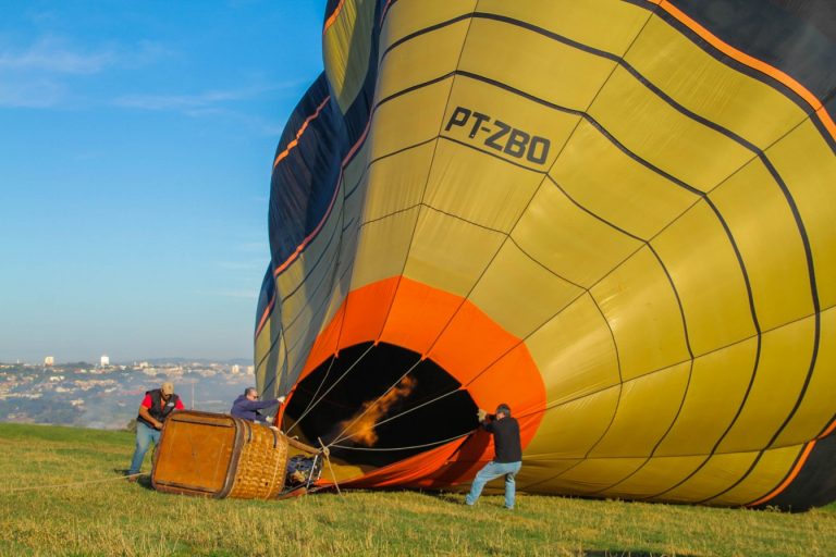 Pai e filho atraem turistas com voos de balão em Atibaia: ‘do alto tudo é mais bonito’