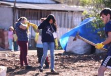 Jovens usam o período de férias para realizar ações sociais