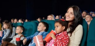 Cinema realiza sessão especial para crianças com deficiência e autismo