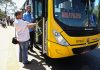 Todos os dias, cobrador ajuda deficiente visual a entrar em ônibus