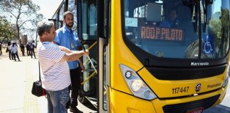 Todos os dias, cobrador ajuda deficiente visual a entrar em ônibus
