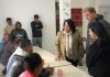 Prefeito toma café com pessoas em situação de rua e estuda incluí-las nas equipes da frente de trabalho