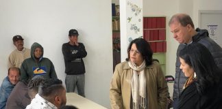 Prefeito toma café com pessoas em situação de rua e estuda incluí-las nas equipes da frente de trabalho