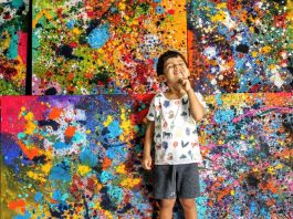 Menino autista colore seu mundo e de sua família através da arte