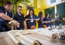 Jovens constroem andadores de PVC para crianças com deficiência