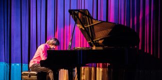 Pianista curitibano traz releituras de grandes clássicos do rock tocadas no piano acústico
