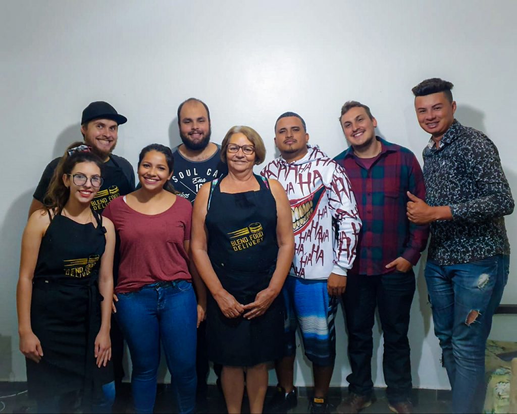 Foto da equipe de funcionários da Blend Food com o casal João Paulo, Gabriela e mais seis integrantes, sendo outros quatro homens e duas mulheres.