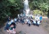 Grupo de voluntários recolhe meia tonelada de lixo de cachoeira