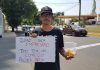 Jovem de Araçatuba vende paçocas no semáforo para realizar sonho