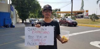 Jovem de Araçatuba vende paçocas no semáforo para realizar sonho