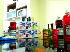 “Desinfetante sucesso, desinfetante gratidão”: a loja de materiais de limpeza que deu nomes criativos para seus produtos