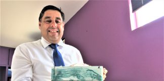 A curiosa coleção de sachês de açúcar de Júnior Cury colecionador de sachê de açúcar