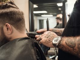 Campeão mundial de levantamento de peso abre barbearia no litoral de São Paulo