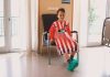 Revista transforma camisas oficiais de futebol em roupas hospitalares