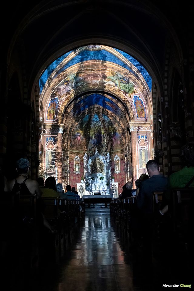 Foto do momento de uma das projeções do primeiro dia de apresentações do espetáculo "Submersos – um mergulho luminoso na Catedral".