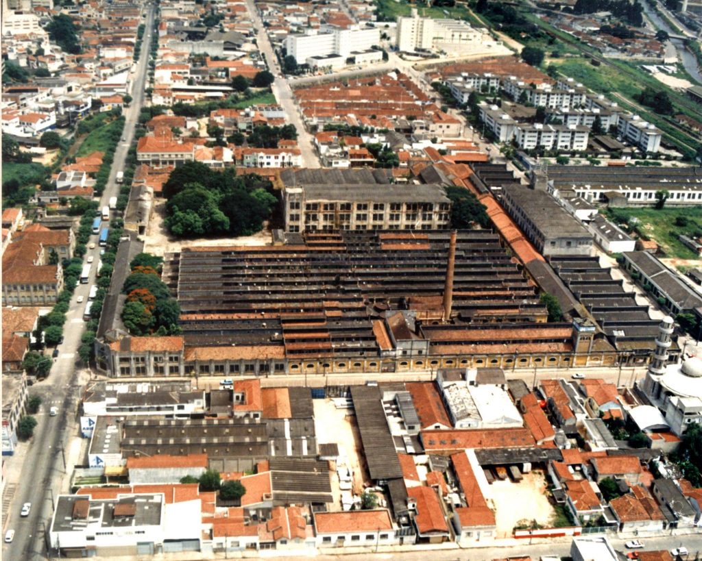 Foto aérea do complexo industrial da Argos durante os anos de abandono.
