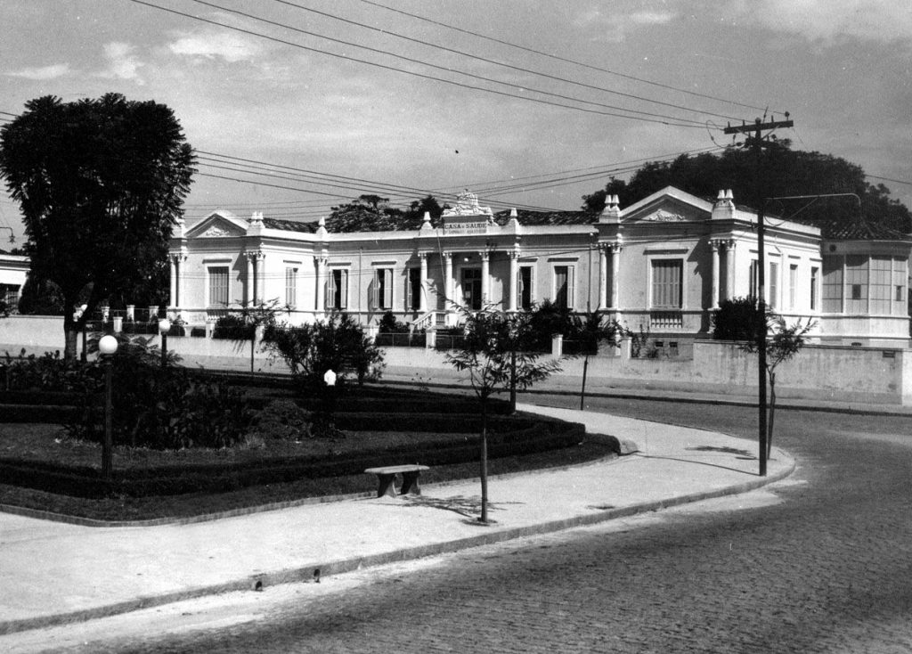 Foto em preto e branco da Casa de Saúde, mostrando também um pequeno perímetro da atual Praça Dom Pedro II.