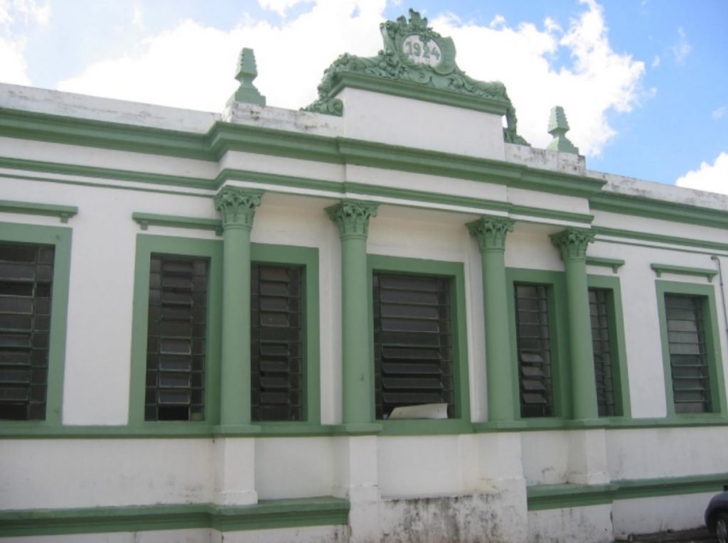 Detalhe da fachada conservada, em branco e verde, da Casa de Saúde.