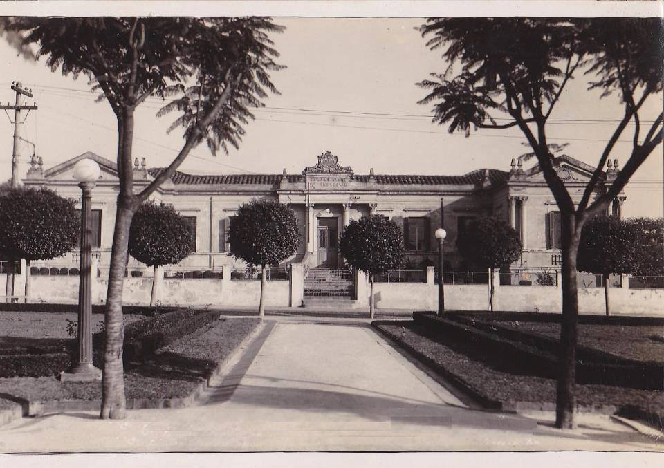 Foto em preto e branco da entrada principal da Casa de Saúde.