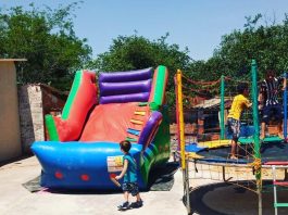 Um pulo de alegria pronto para participar sua festa