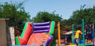 Um pulo de alegria pronto para participar sua festa