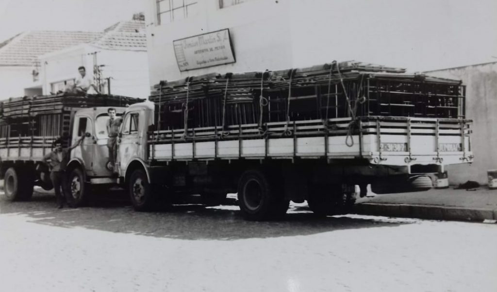 Foto em preto e branco de caminhão da Martin Artefatos de Metal