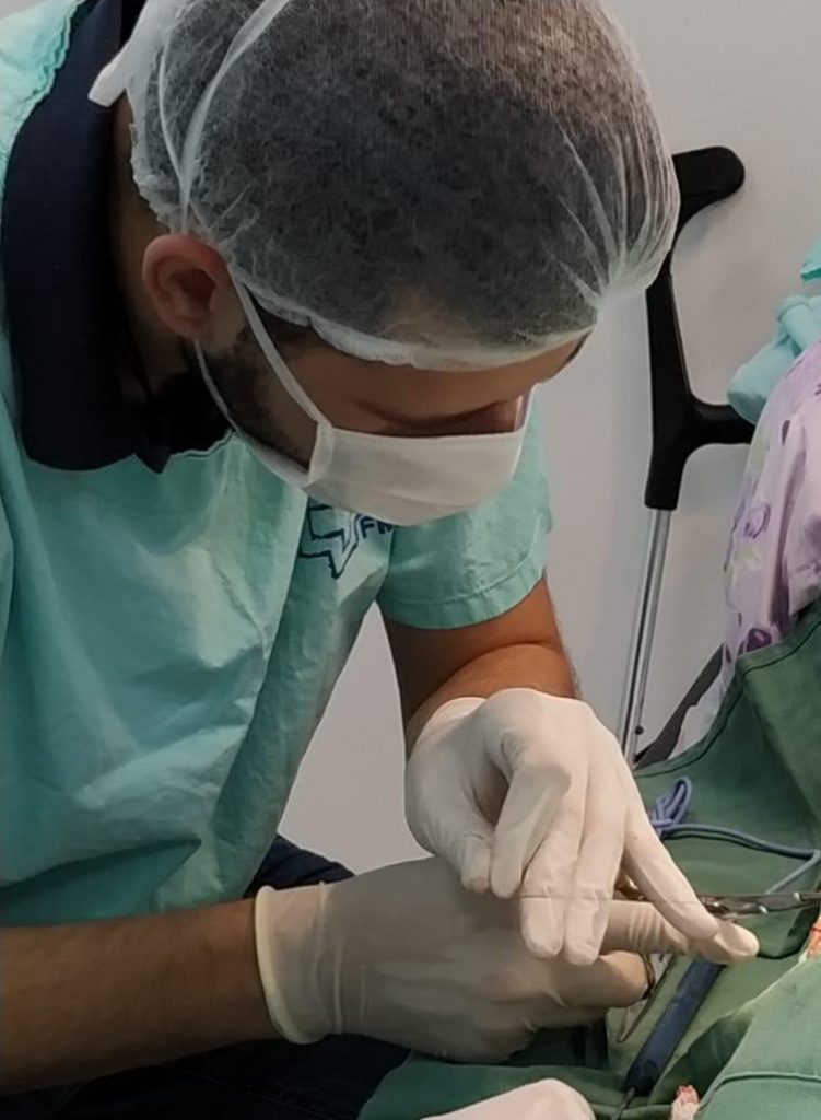 O aluno de medicina Gustavo Noé no centro cirúrgico de sua residência médica durante o período de faculdade, na Unesp Botucatu.