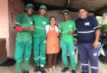 Aposentada surpreende coletores de lixo há 10 anos Dona Heli com os coletores