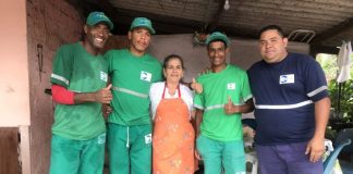 Aposentada surpreende coletores de lixo há 10 anos Dona Heli com os coletores
