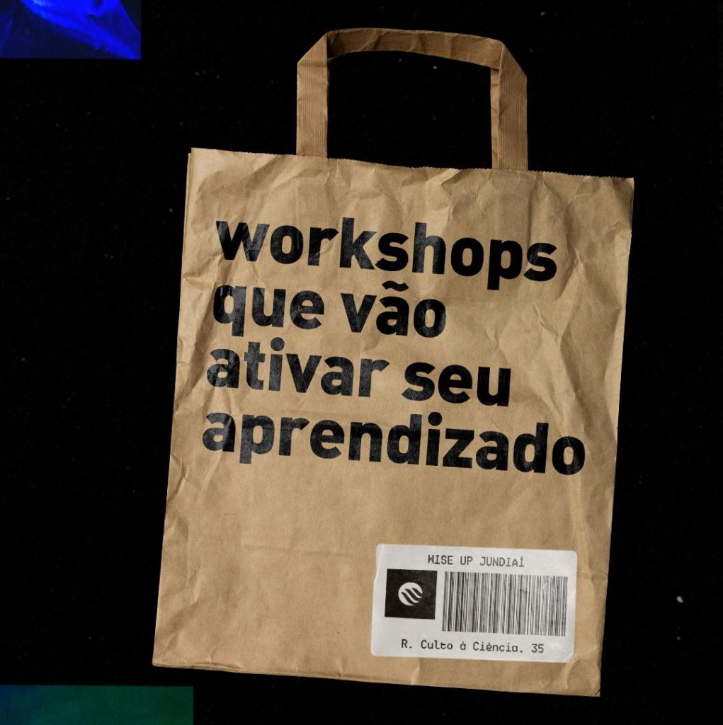 Arte de divulgação oficial, com uma sacola de papel escrita em preto 'workshops que vão ativar seu aprendizado', e uma etiqueta em preto e branco da Wise Up e o endereço embaixo.