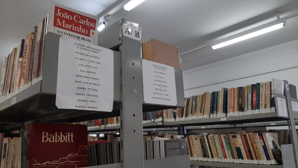 Estantes de livros da Biblioteca de itupeva, com a identificação alfabética e dos autores daquela seção.