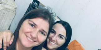 De portas fechadas, mas de coração aberto.