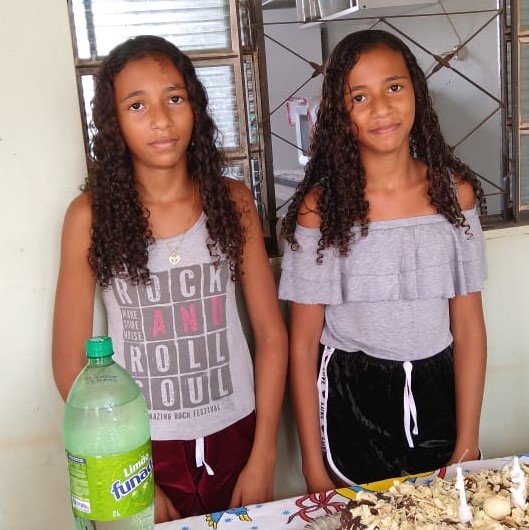 Mães de gêmeos e irmãs univitelinas compartilham relatos da vida em dupla