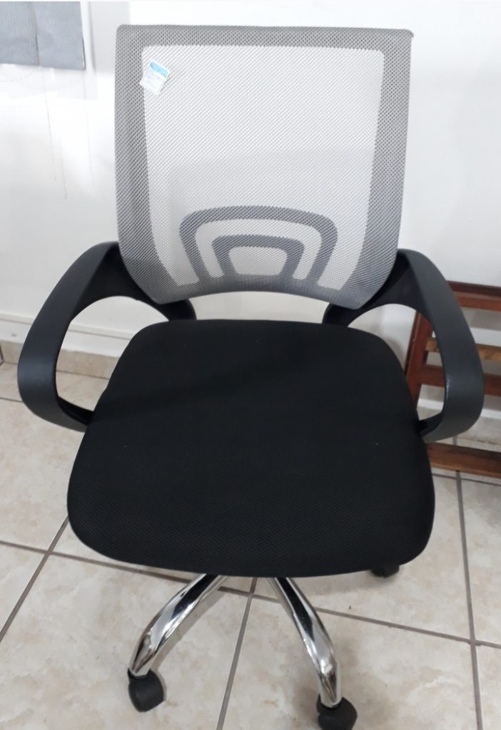 Cadeira de escritório, com estofado preto e encosto branco
