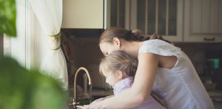Crianças em casa: ensinando a higienizar as mãos brincando