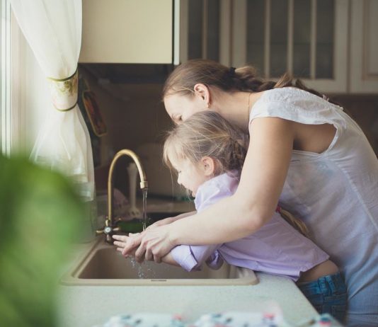 Crianças em casa: ensinando a higienizar as mãos brincando