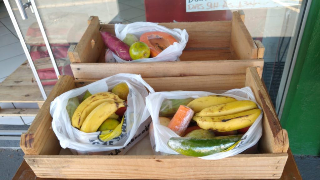 Quitanda distribui saquinhos com legumes e frutas gratuitamente aos que não conseguem comprar